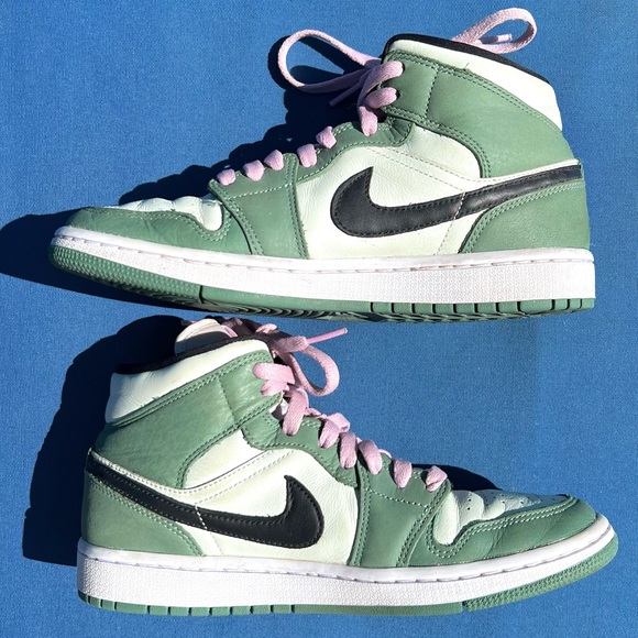 Nike Air Jordan 1 Mid SE Dutch Green Leather Sneakers CZ0774-300 - Picture 3 of 13